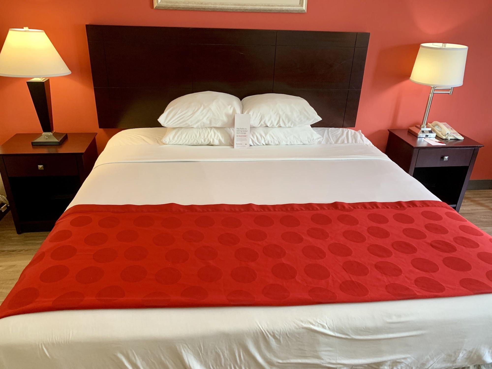 Hotel Ramada By Wyndham Newark/Wilmington Extérieur photo