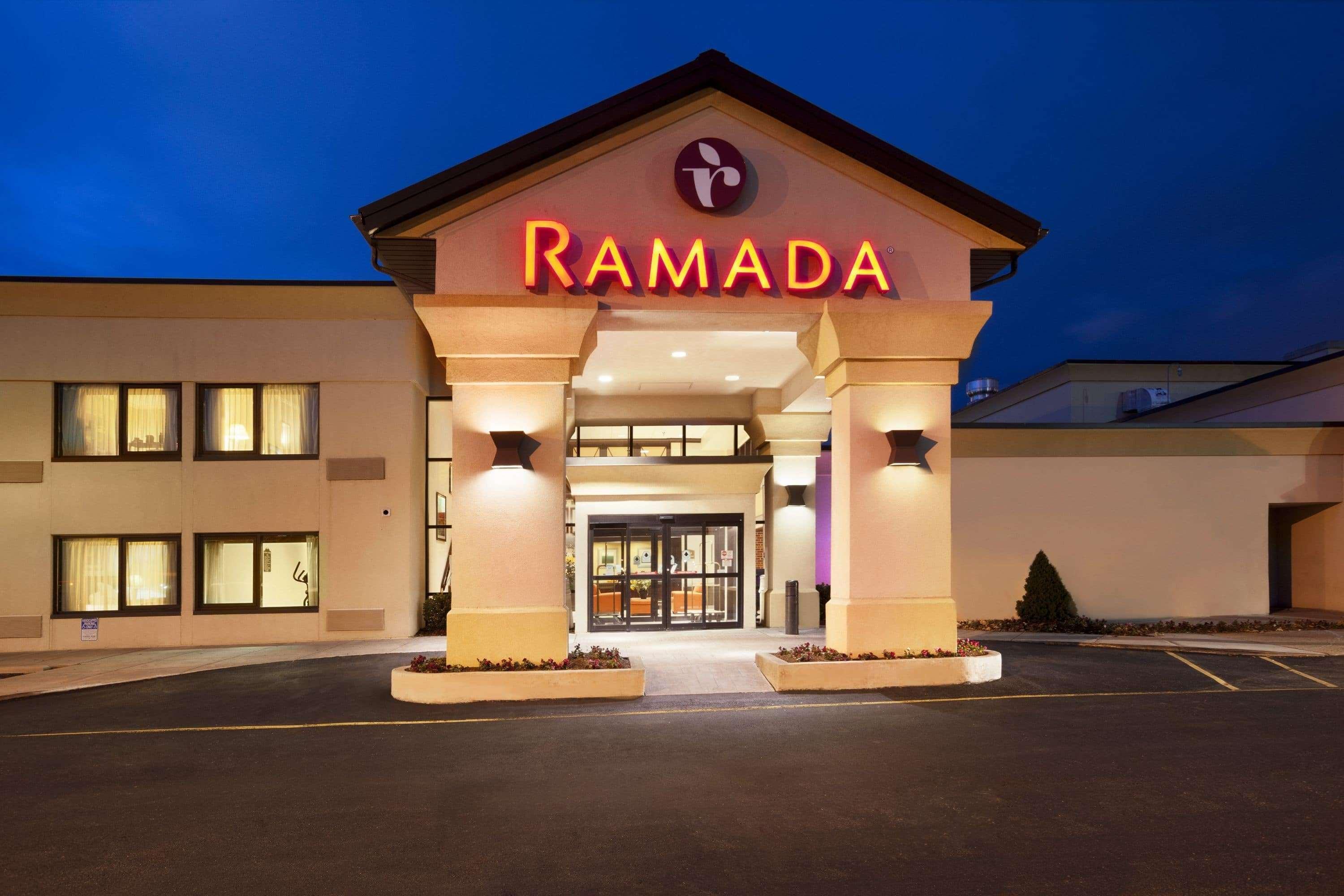 Hotel Ramada By Wyndham Newark/Wilmington Extérieur photo