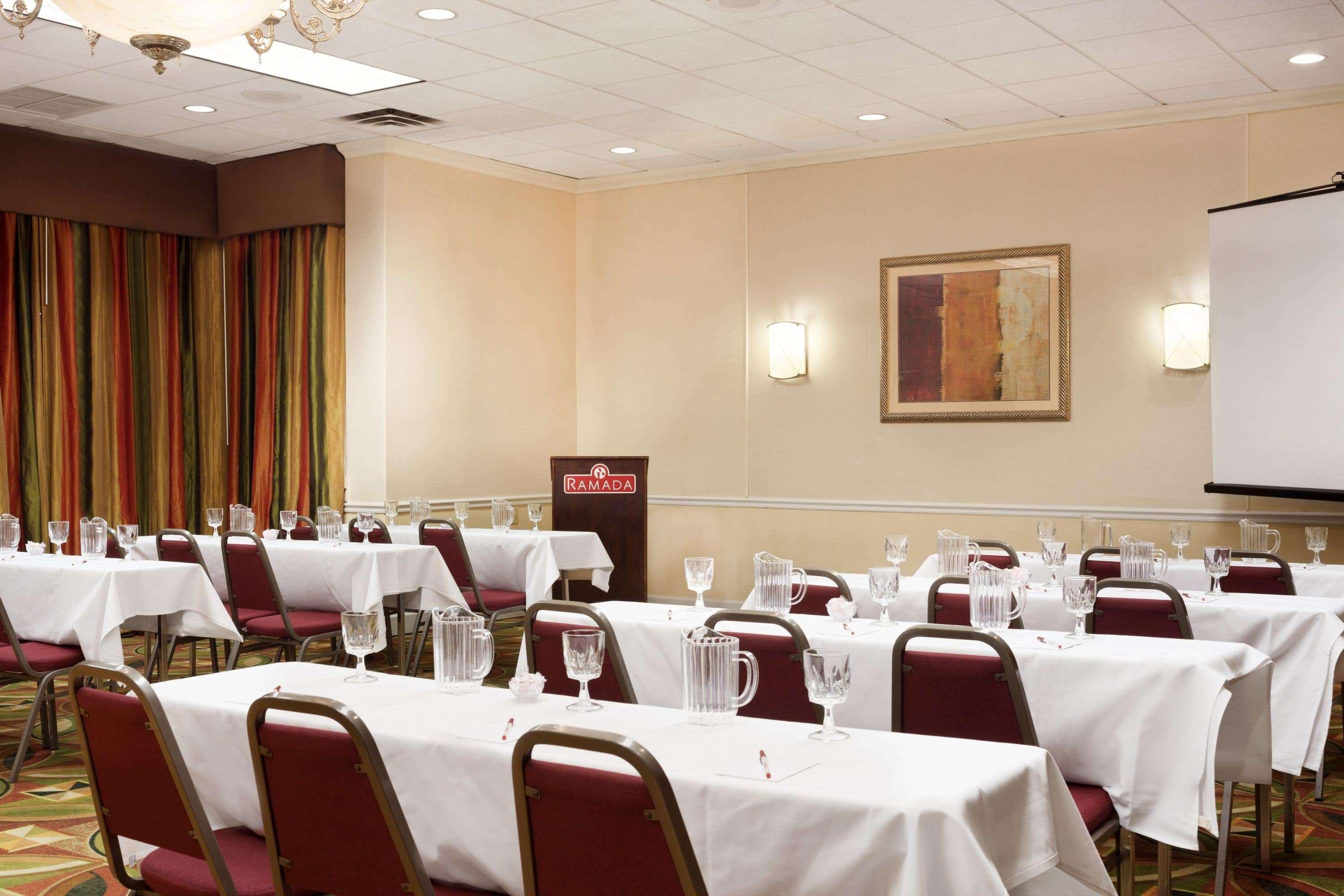 Hotel Ramada By Wyndham Newark/Wilmington Extérieur photo