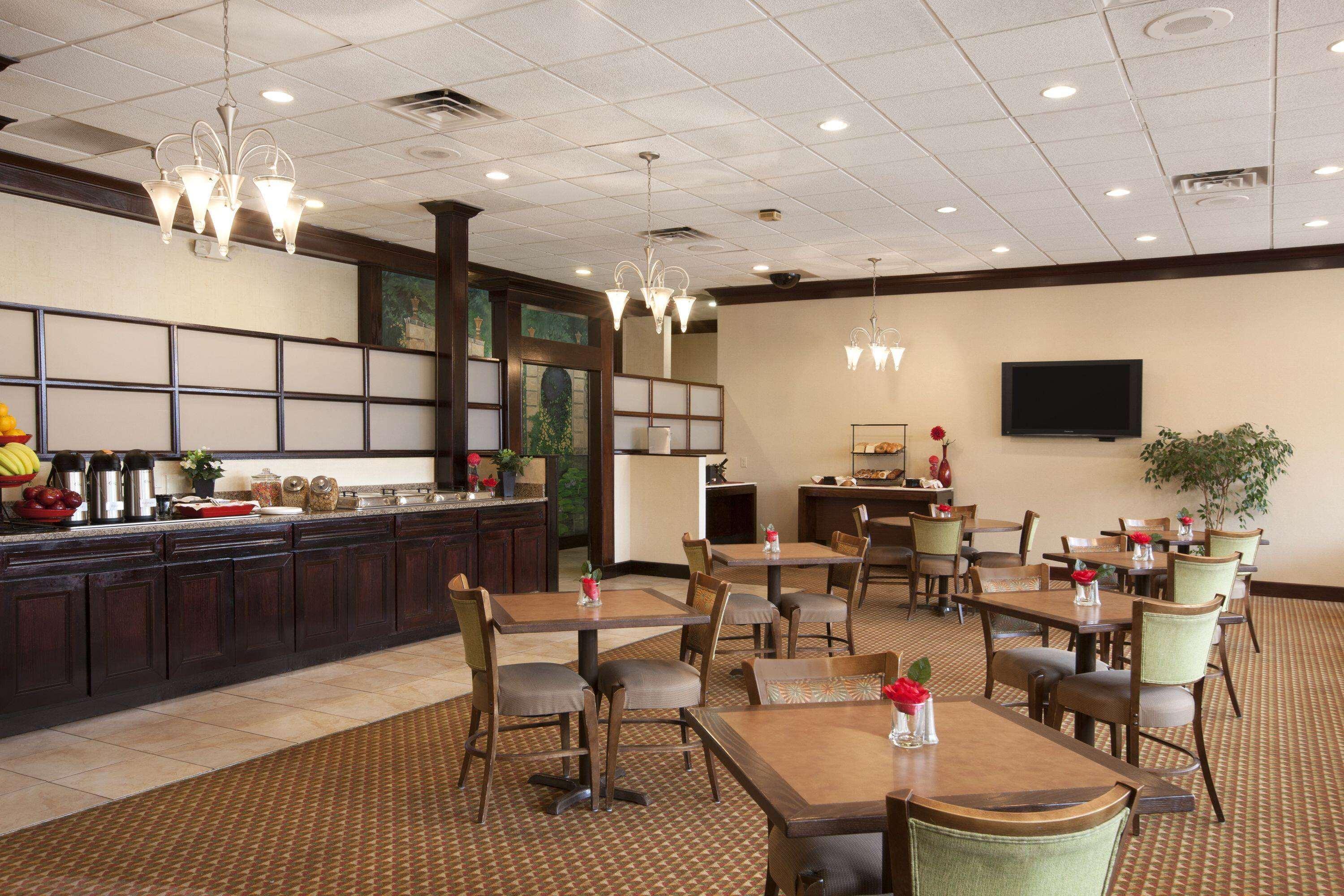 Hotel Ramada By Wyndham Newark/Wilmington Extérieur photo