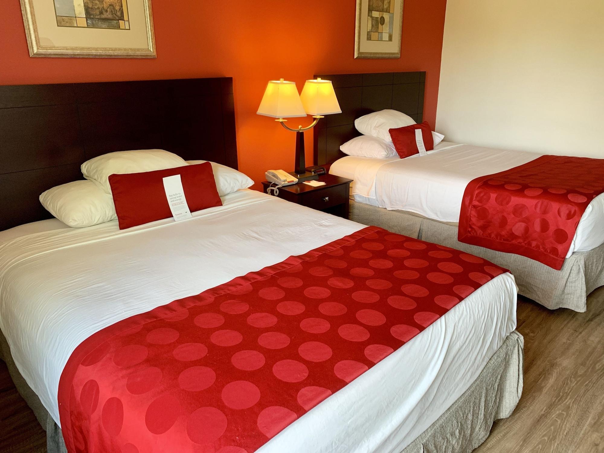 Hotel Ramada By Wyndham Newark/Wilmington Extérieur photo
