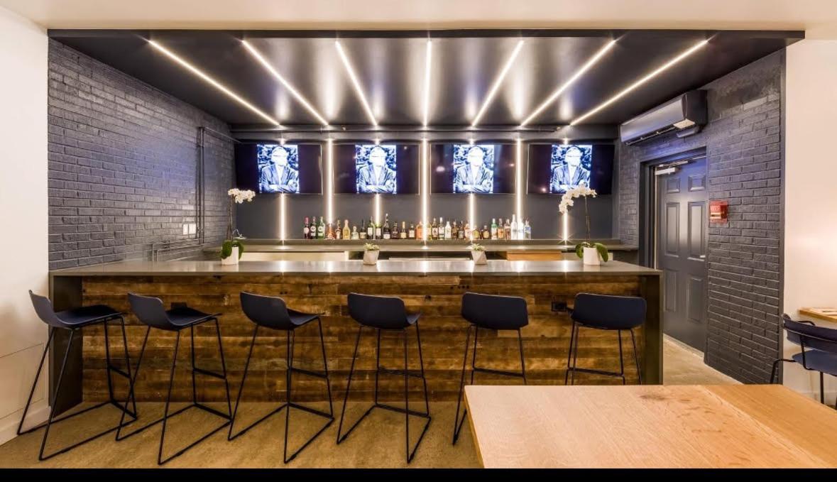 Hotel Ramada By Wyndham Newark/Wilmington Extérieur photo